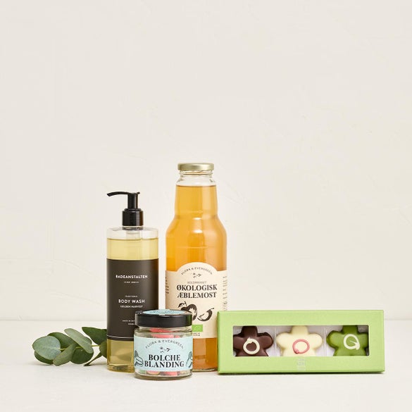 Gavekurv med æblemost, body wash, bolcher og marcipanblomster